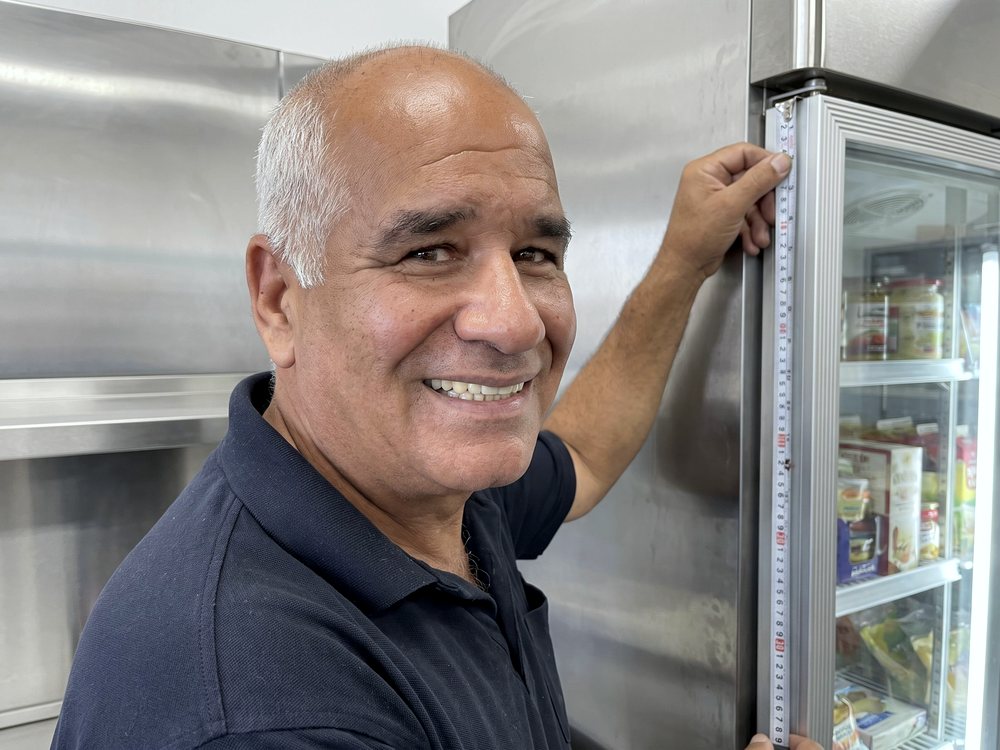 החלפת גומיה בויטרינת תצוגה